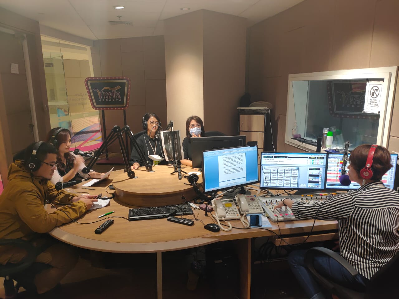 Launching MNC Self Care dalam Radio Talkshow di V Radio